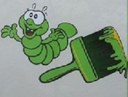 Grüne Cartoon-Raupe springt neben einem Pinsel mit grüner Farbe in die Luft.