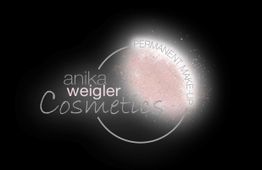 Logo mit den Worten "anika weigler Cosmetics" und "Permanent Make-Up" auf schwarzem Hintergrund.