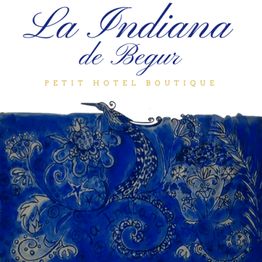 Texto azul y dorado sobre cerámica azul con diseño floral y de ave.