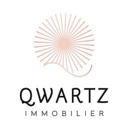 Logo de Qwartz Immobilier, avec un motif circulaire abstrait en rose au-dessus du texte.