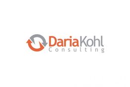 Logo von Daria Kohl Consulting mit roten und grauen Pfeilen.