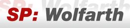 Textgrafik mit den Wörtern „SP: Wolfarth“ in Rot und Grau auf weißem Hintergrund.