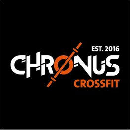 Logotipo de Chronus CrossFit, letras en blanco y naranja, establecido en 2016. Fondo negro.