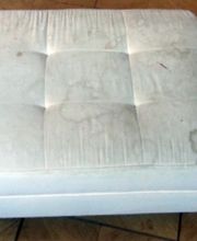 Microfaser-Hocker vor der Reinigung