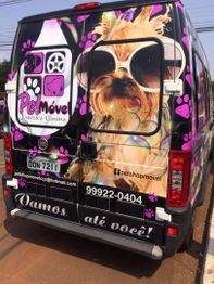 Van com estampa de cão de óculos e slogan "Vamos até você!" para estética canina móvel.