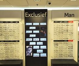 Brillenwinkel display met borden 'Exclusief' en 'Man', met diverse brillen getoond.