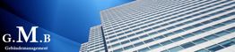 Hochhausfassade mit blauem Himmel, Text "G.M.B Gebäudemanagement" links im Bild.