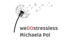 Pusteblume mit Text "weDOstressless Michaela Pol" in schlichtem Design.