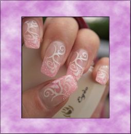 Rosa glitzernde Fingernägel mit weißem, dekorativem Muster in einem lila Rahmen.