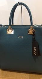 Borsa verde acqua con manici intrecciati, logo LIU JO e etichetta nera con scritta LIU JO.