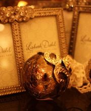 Fotorahmen und majästätische anmutende Weihnachtskugeln von Lisbeth Dahl.