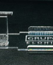 Soporte transparente con texto "Grupo Elohim" sobre fondo oscuro.