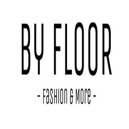 Tekstlogo "BY FLOOR - Fashion & More" in eenvoudige zwarte letters op een witte achtergrond.