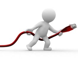 Ein Männchen trägt ein großes Netzwerkkabel in den Händen.