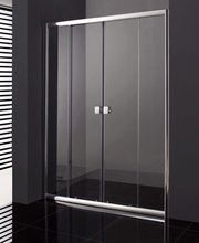 Puerta de ducha de vidrio corrediza en un baño moderno con paredes oscuras y detalles metálicos.