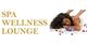 Frau genießt Massage neben "Spa Wellness Lounge" Text, umgeben von Blütenblättern.
