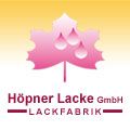 Ein pinkes Ahornblatt mit dem Text „Höpner Lacke GmbH Lackfabrik“ auf gelbem Hintergrund.