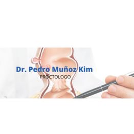 Imagen de un anuncio médico que dice "Dr. Pedro Muñoz Kim, proctólogo", con ilustración anatómica.