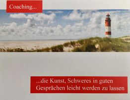 Leuchtturm am Strand mit Text: "Coaching... die Kunst, Schweres in guten Gesprächen leicht werden zu lassen."