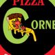 Pizza-Logo mit einem großen "C" und einer Pizzascheibe, die mit Oliven und Paprika belegt ist.