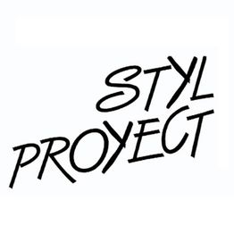 Texto inclinado que dice "Styl Proyect" en letras negras, fondo blanco.