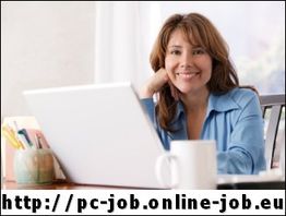 Eine Frau arbeitet lächelnd an einem Laptop, links daneben Stifte und eine Tasse.