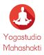 Weißes Silhouetten-Yogastudio-Logo auf rotem Hintergrund: "Yogastudio Mahashakti".