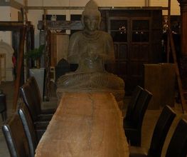 Baumscheibentisch und riesen Steinbuddha