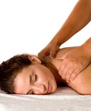 Die Ganzkörpermassage ist jene Massageform, bei der sämtliche Körperregionen behandelt werden, während die Teilmassage nur einzelne Körperteile betrifft. Eine Ganzkörpermassage umfasst eine Behandlung der Beine, Arme des Rückens und des Nackens und kann s