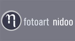 Logo mit dem Schriftzug "fotoart nidoo" auf grauem Hintergrund.