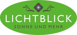 Grünes ovales Logo mit „LICHTBLICK SONNE UND MEHR“ in Weiß, oben ein stilisiertes Symbol.
