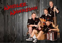 Vier Männer in Tracht mit Instrumenten vor Holzhintergrund. Text: "Waidler Wahnsinn".