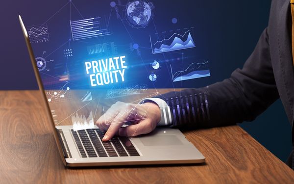 Mann sitz vor Laptop und beschäftigt sich mit einer ETF-Strategie