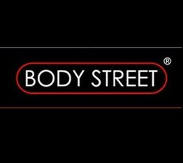 Schwarzes Logo mit rotem Rahmen, darin steht "BODY STREET" in weißer Schrift.