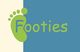 Grünes Fußabdruck-Logo mit dem Wort "Footies" auf blauem Hintergrund.