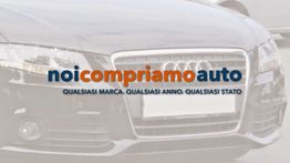 Auto nera con logo e testo "noicompriamoauto" sopra la targa.