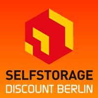Logo mit rotem und gelbem Würfel, Text: SELFSTORAGE DISCOUNT BERLIN, auf orangefarbenem Hintergrund.