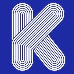 Letra "K" blanca con líneas paralelas sobre fondo azul.