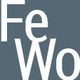 Buchstaben "FeWo" in Weiß auf dunklem Hintergrund.
