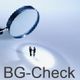 Lupe vergrößert zwei Figuren mit Text "BG-Check".