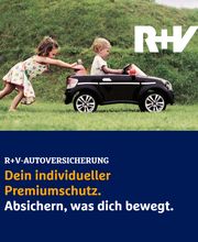 Ein Mädchen schiebt einen Jungen in einem Spielzeugauto; Text über R+V-Autoversicherung.
