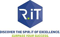 Logo mit blauem Hexagon und R.IT Text, Slogan: "DISCOVER THE SPIRIT OF EXCELLENCE. SURPASS YOUR SUCCESS."