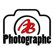 Logo d'un appareil photo avec "AB" en rouge et le mot "Photographe" en dessous.