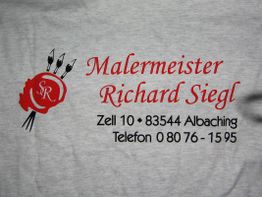 T-Shirt mit Aufdruck "Malermeister Richard Siegl", Adresse und Telefonnummer in Rot und Schwarz.