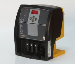 Elektronische Dosierpumpe mit digitalem Display und gelben Elementen auf weißem Hintergrund.