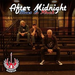 Drei Männer sitzen auf Treppenstufen, mit „After Midnight Blues & Rock“ im Hintergrund.