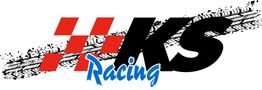 Logotipo de "KS Racing" con marca de neumáticos y cuadros de bandera de carreras en rojo.