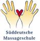 Zwei gelbe Hände mit einem roten Herz in der Mitte, darunter der Text "Süddeutsche Massageschule".