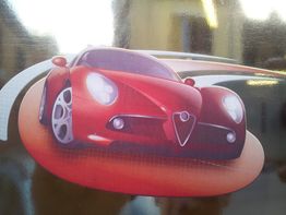 Auto sportiva rossa stilizzata in movimento su sfondo astratto.