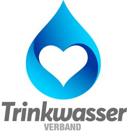 Wassertropfen mit Herz und Schriftzug "Trinkwasser Verband" darunter in Grau.